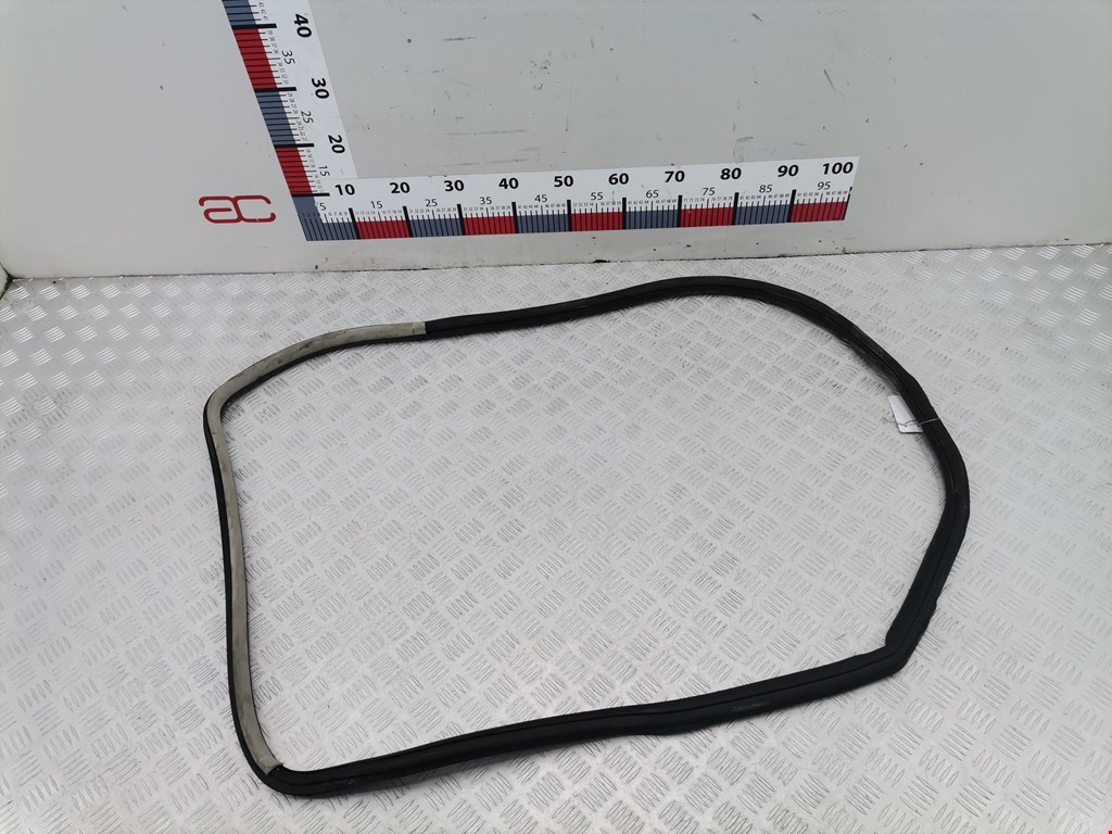 Уплотнитель двери VOLKSWAGEN Passat B5 1997-2005