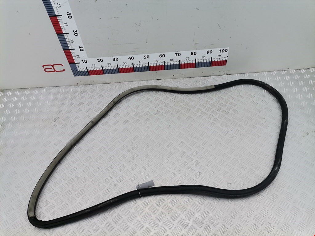 Уплотнитель двери VOLKSWAGEN Passat B5 1997-2005