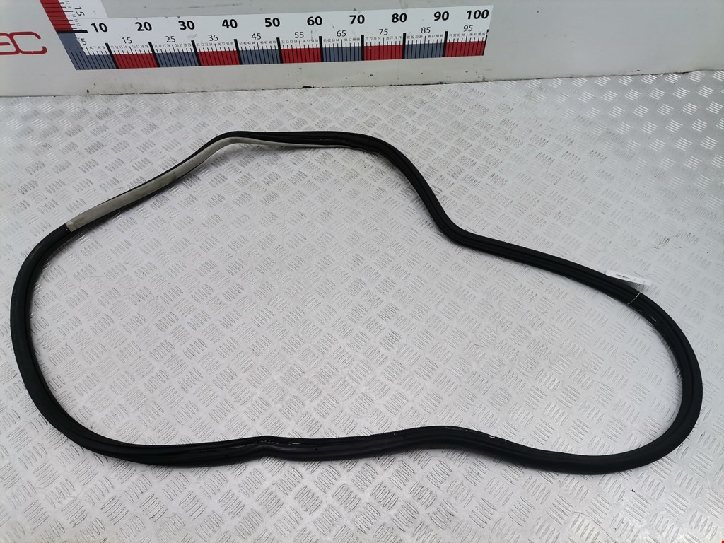 Уплотнитель двери VOLKSWAGEN Passat B5 1997-2005