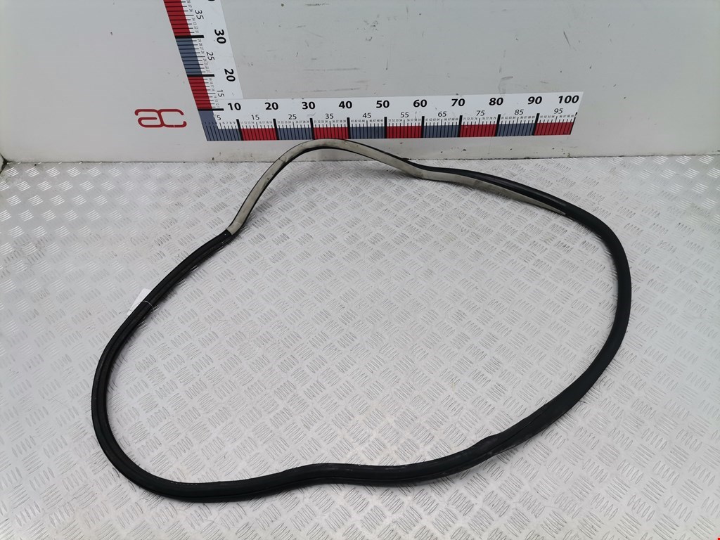 Уплотнитель двери VOLKSWAGEN Passat B5 1997-2005