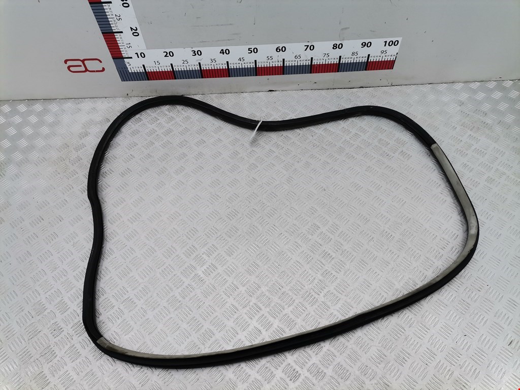 Уплотнитель двери VOLKSWAGEN Passat B5 1997-2005