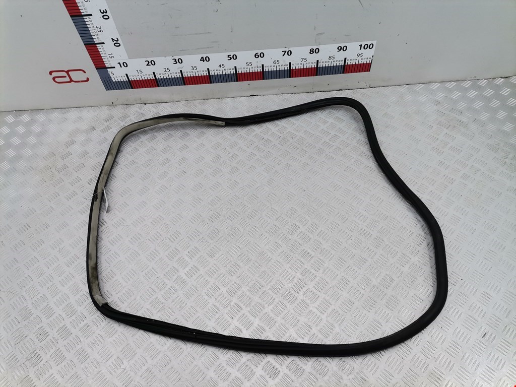 Уплотнитель двери VOLKSWAGEN Passat B5 1997-2005