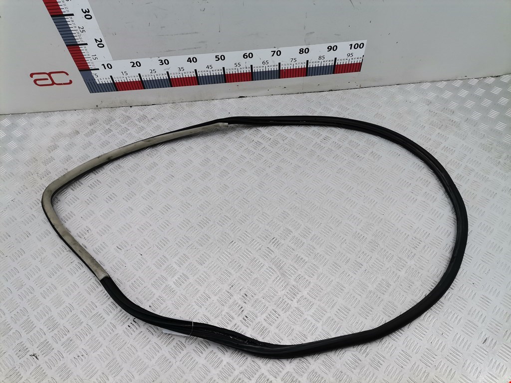 Уплотнитель двери VOLKSWAGEN Passat B5 1997-2005