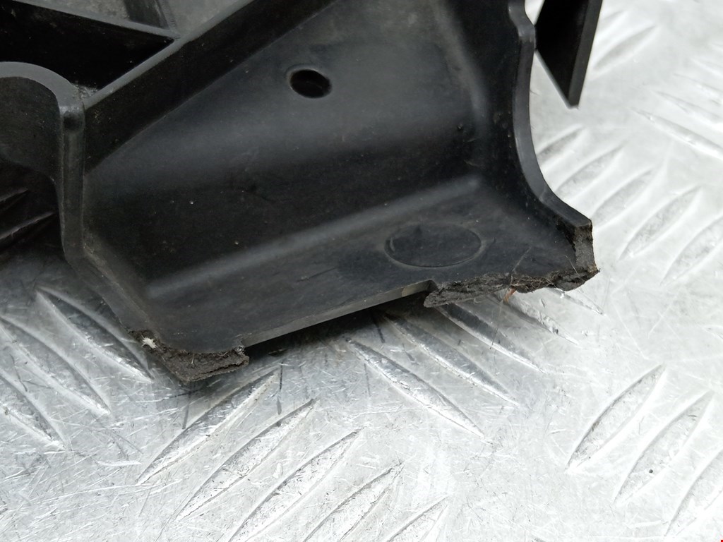 Кронштейн переднего бампера правый AUDI Q7 I 2006-2015