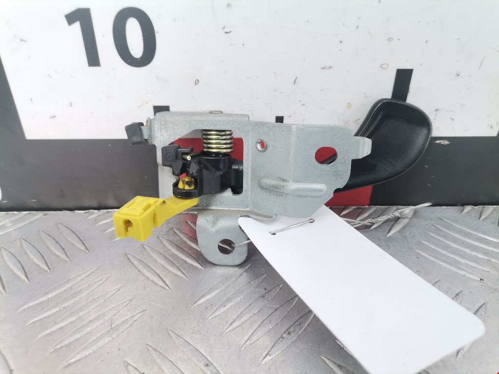 Ручка дверная передняя внутренняя правая MITSUBISHI Space Star 1999-2006