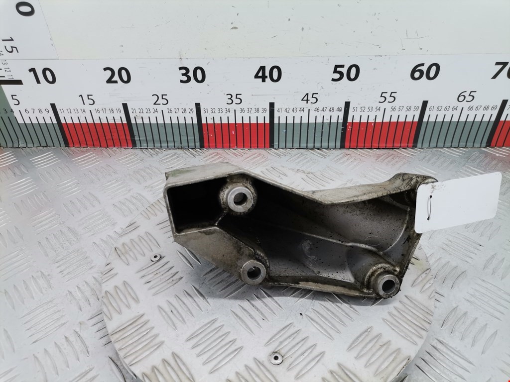 Кронштейн (крепление лапа) двигателя