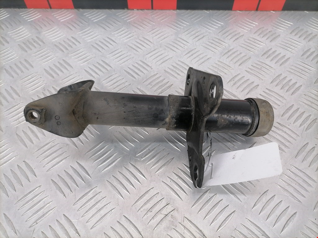 Отбойник бампера передний правый Volkswagen Passat 5 (1996-2000)