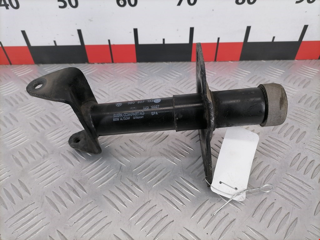 Отбойник бампера передний левый Volkswagen Passat 5 (1996-2000)