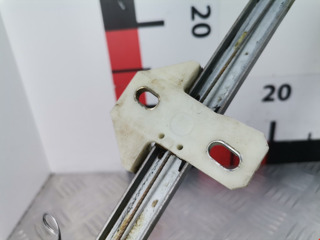 Стеклоподъемник передний правый VOLKSWAGEN Polo II 1981-1994