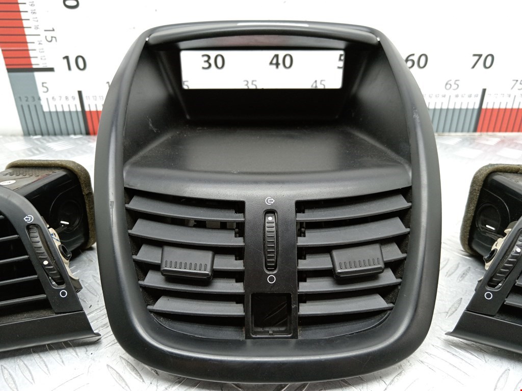 Дефлектор воздушный PEUGEOT 206 1998-2012