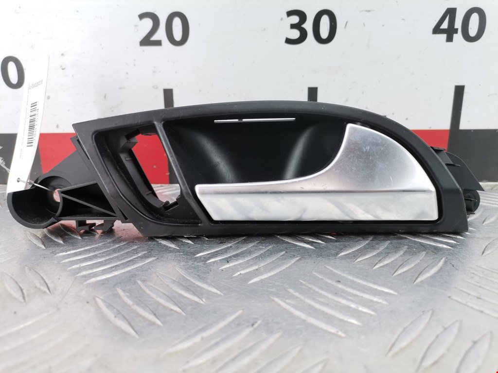 Ручка дверная задняя внутренняя правая AUDI Q7 I 2006-2015