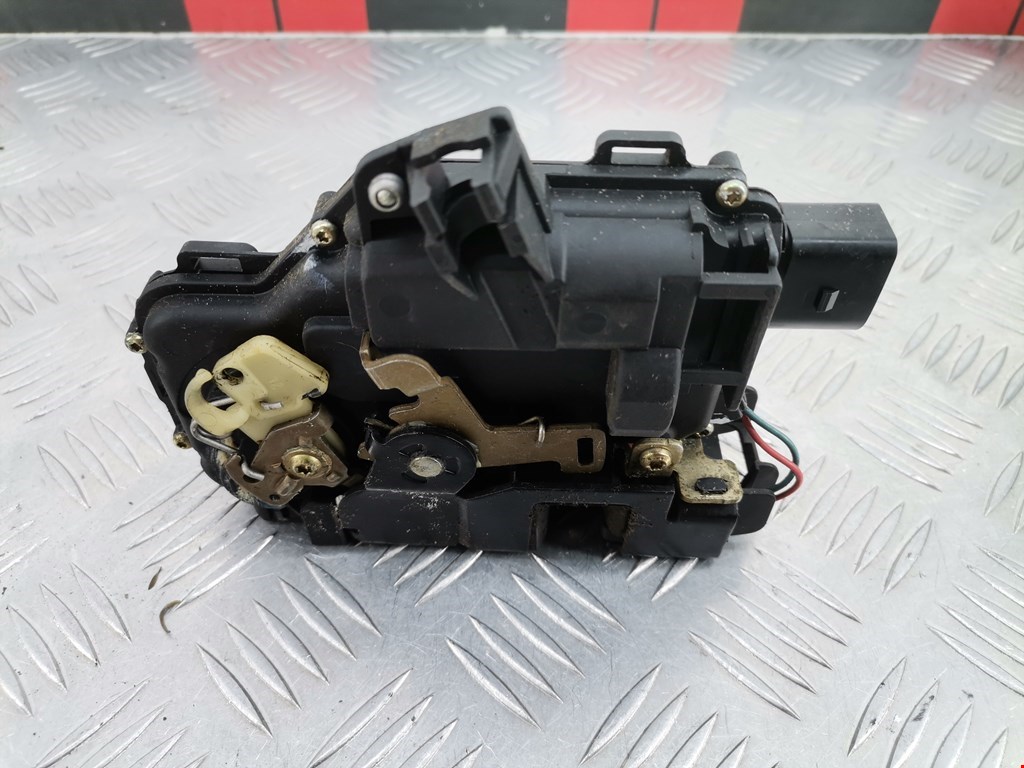 Замок двери передней левой VOLKSWAGEN Passat B5 1997-2005
