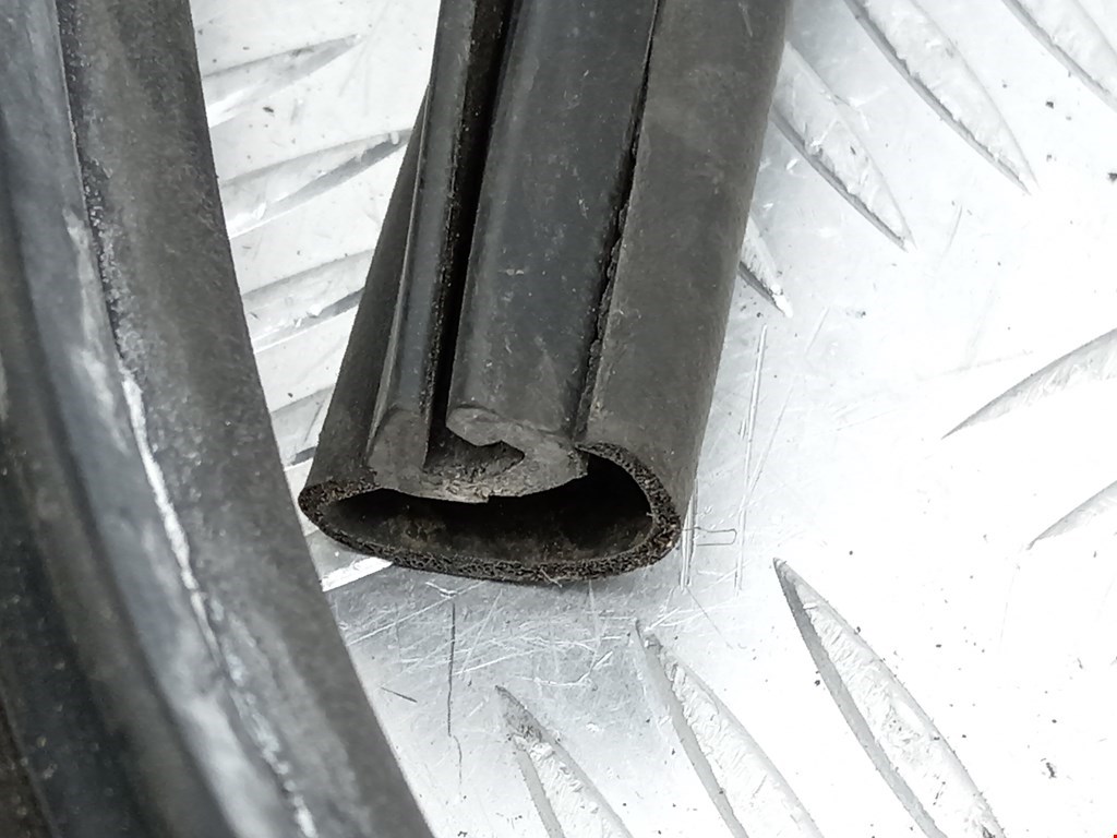 Уплотнитель (наружный) BMW 5er 5 серия F10/F11/F07 2009-2017