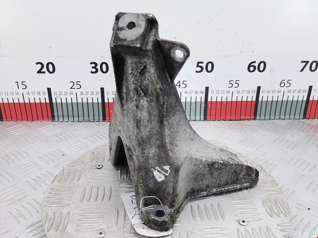 Кронштейн (крепление лапа) двигателя Audi A4 B6 (2000-2006)