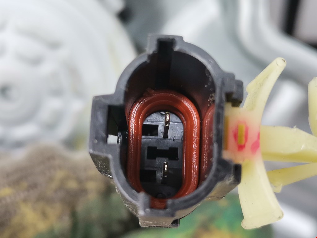 Стеклоподъемник задний правый KIA Sorento 2002-2009