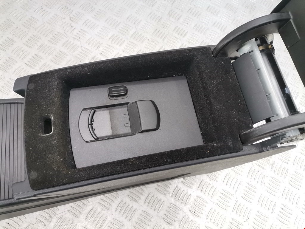 Подлокотник в салон VOLKSWAGEN Passat CC 2008-2017