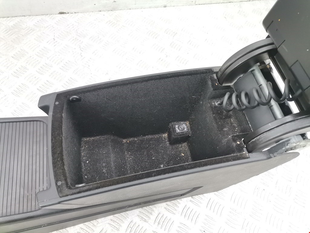 Подлокотник в салон VOLKSWAGEN Passat CC 2008-2017