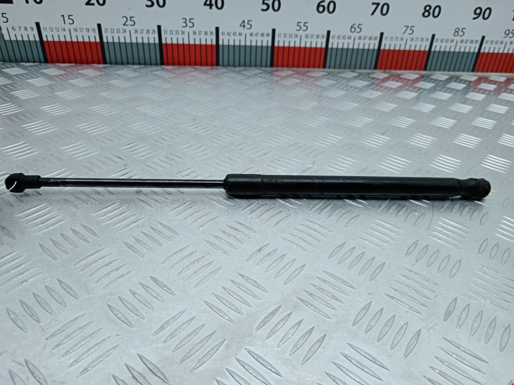 Амортизатор крышки (двери) багажника BMW 1er E81\E87 2004-2011