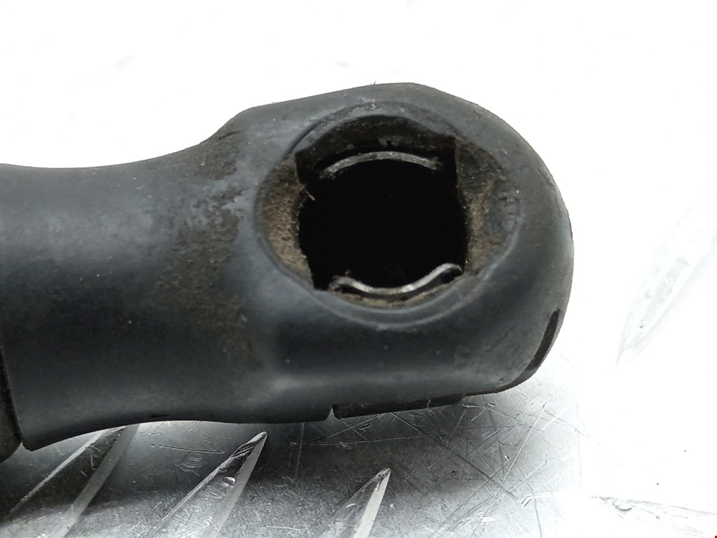 Амортизатор крышки (двери) багажника BMW 1er E81\E87 2004-2011