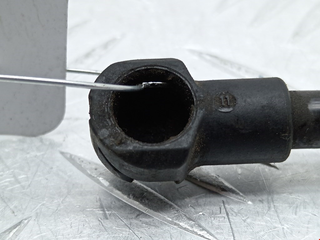 Амортизатор крышки (двери) багажника BMW 1er E81\E87 2004-2011