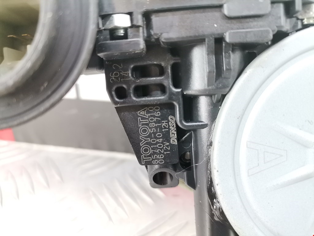 Стеклоподъемник передний правый TOYOTA Prius II XW20 2003-2012