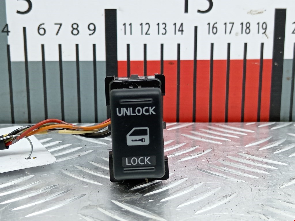 Кнопка центрального замка NISSAN Navara III D40 2005-2015