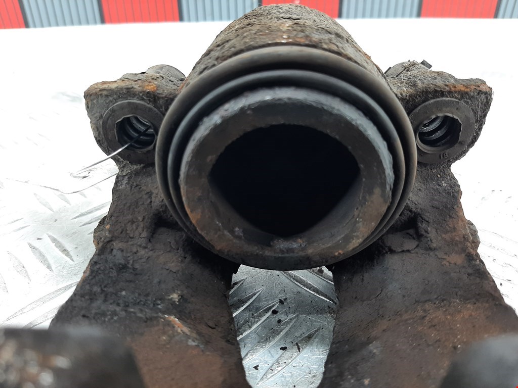 Суппорт передний правый AUDI A3 8P 2003-2013