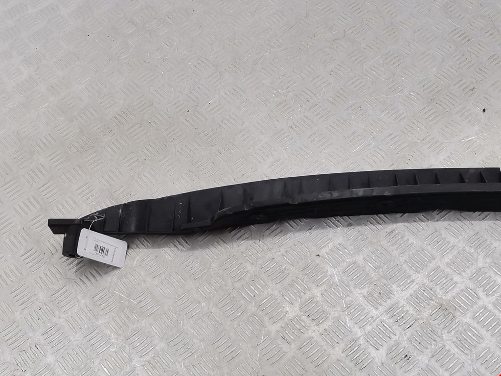 Кронштейн заднего бампера центральный VOLKSWAGEN Touareg 2002-2010