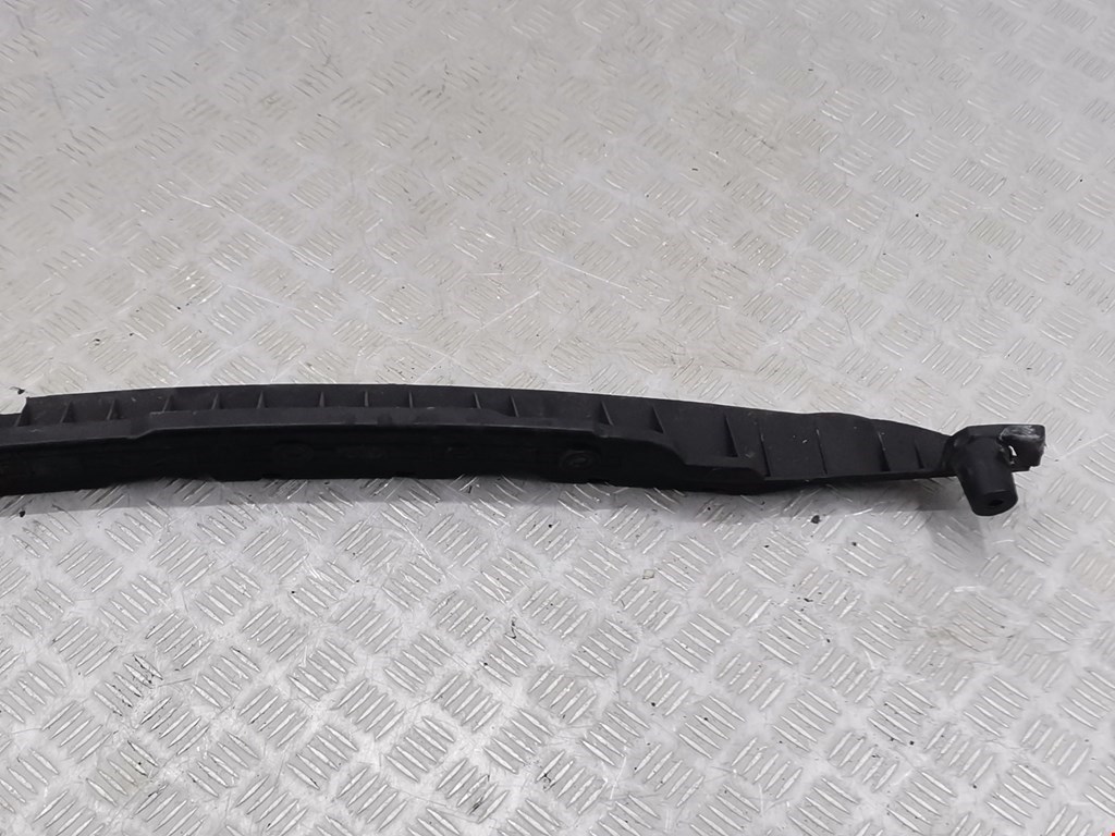 Кронштейн заднего бампера центральный VOLKSWAGEN Touareg 2002-2010