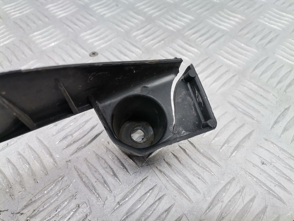 Кронштейн заднего бампера центральный VOLKSWAGEN Touareg 2002-2010