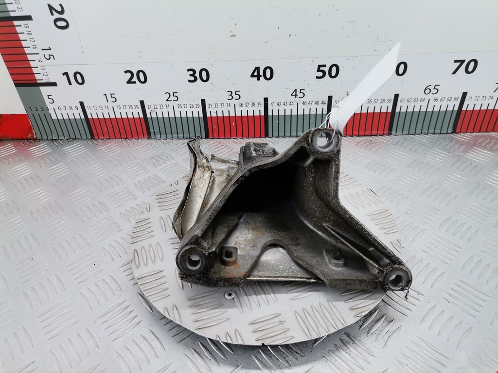 Кронштейн (крепление лапа) двигателя Audi A4 B6 (2000-2006)