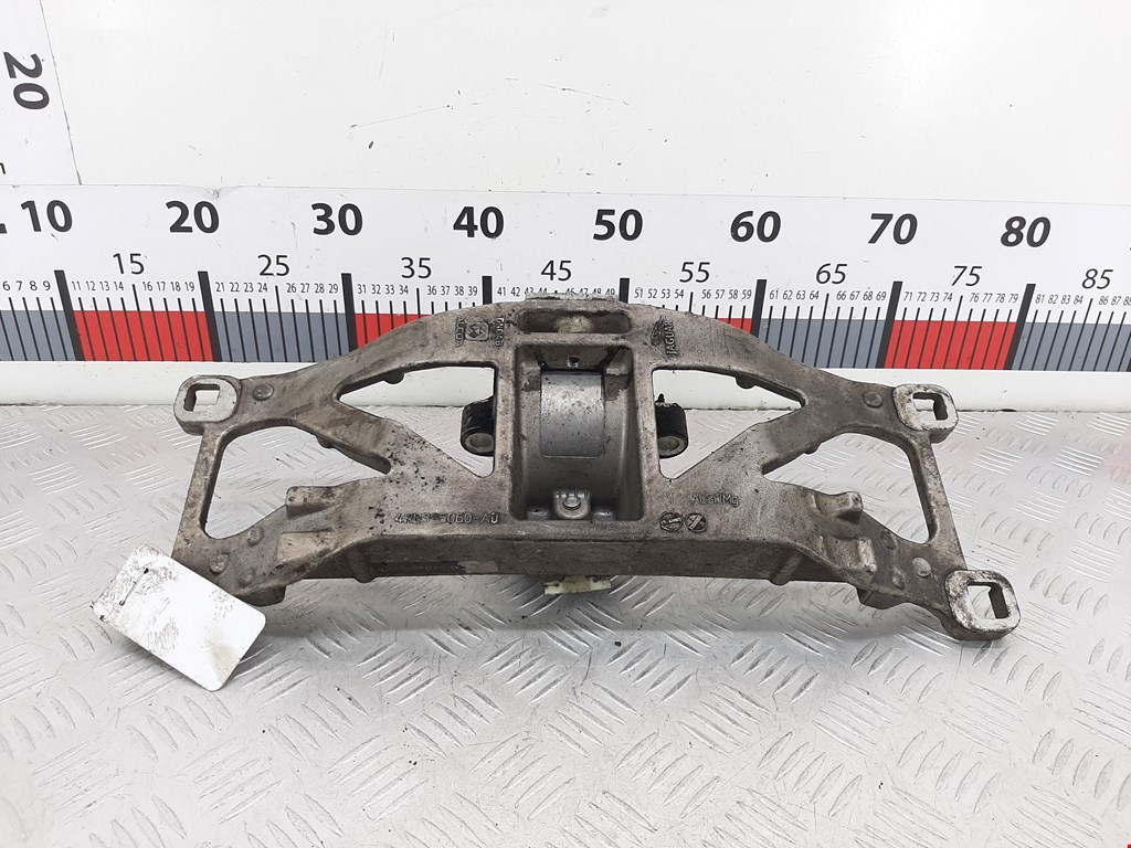 Кронштейн (крепление лапа траверса) кпп Jaguar XF (X250) (2007-2015)