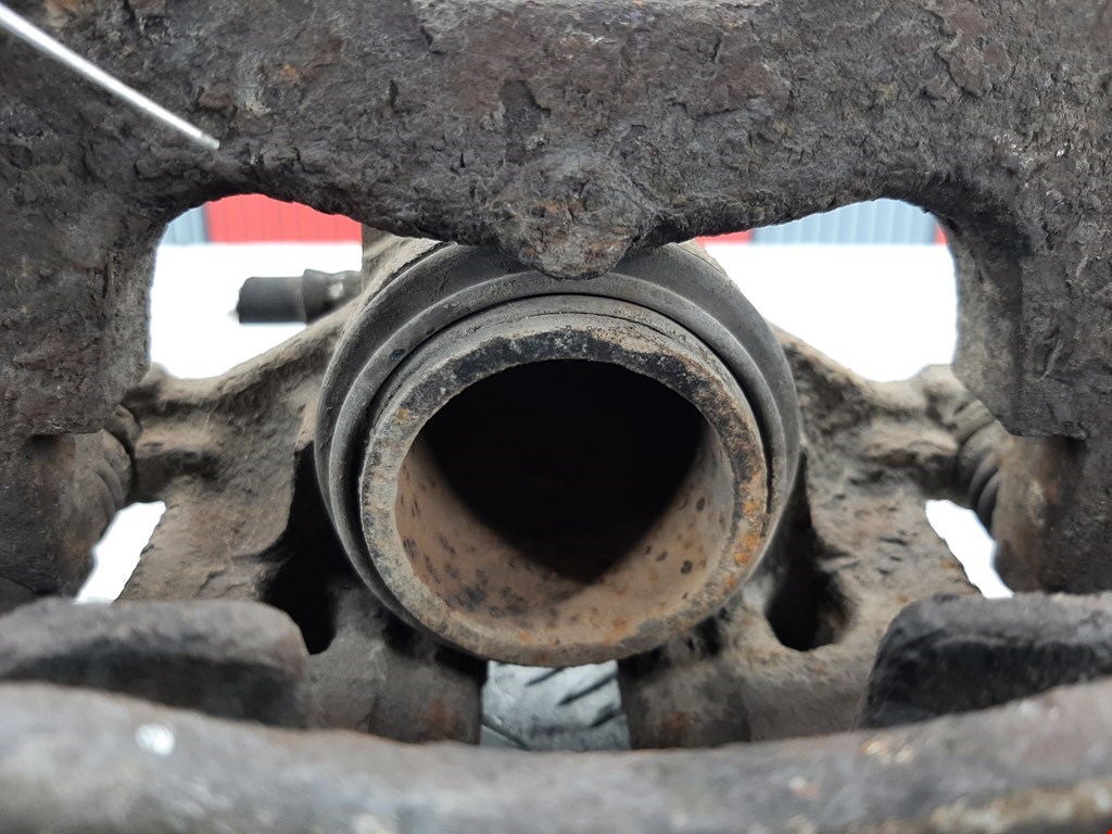 Суппорт передний левый MITSUBISHI Carisma 1995-1999