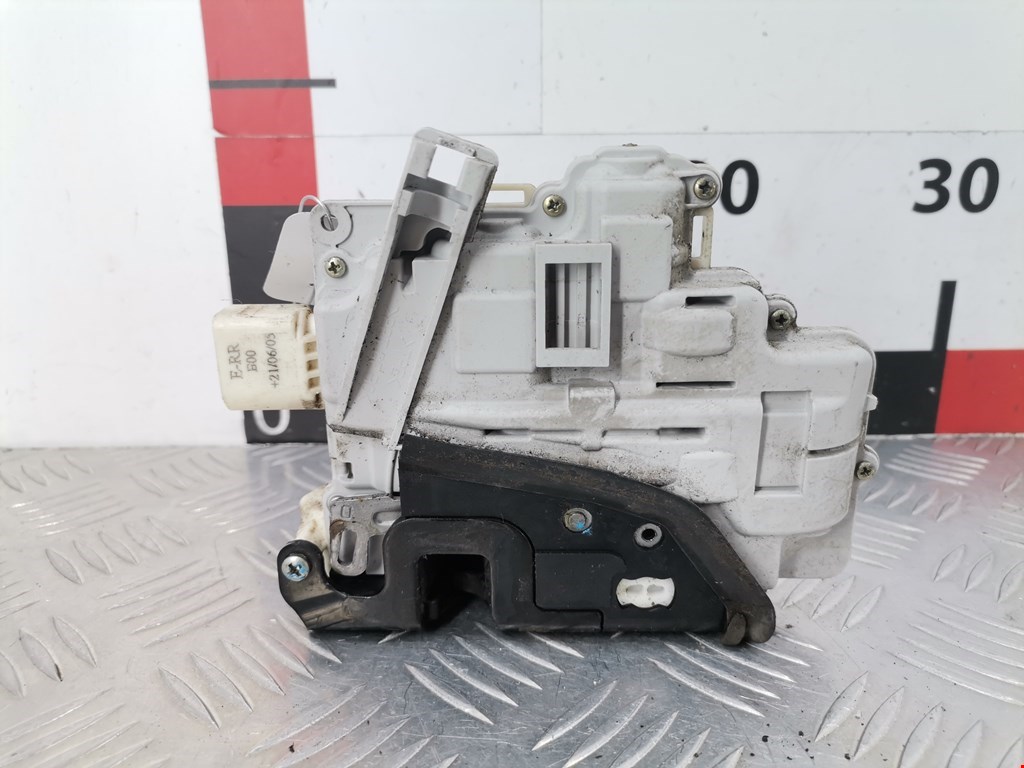 Замок двери передней правой AUDI A4 B7 2004-2007