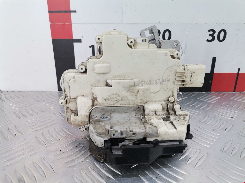 Замок двери передней правой AUDI A4 B7 2004-2007