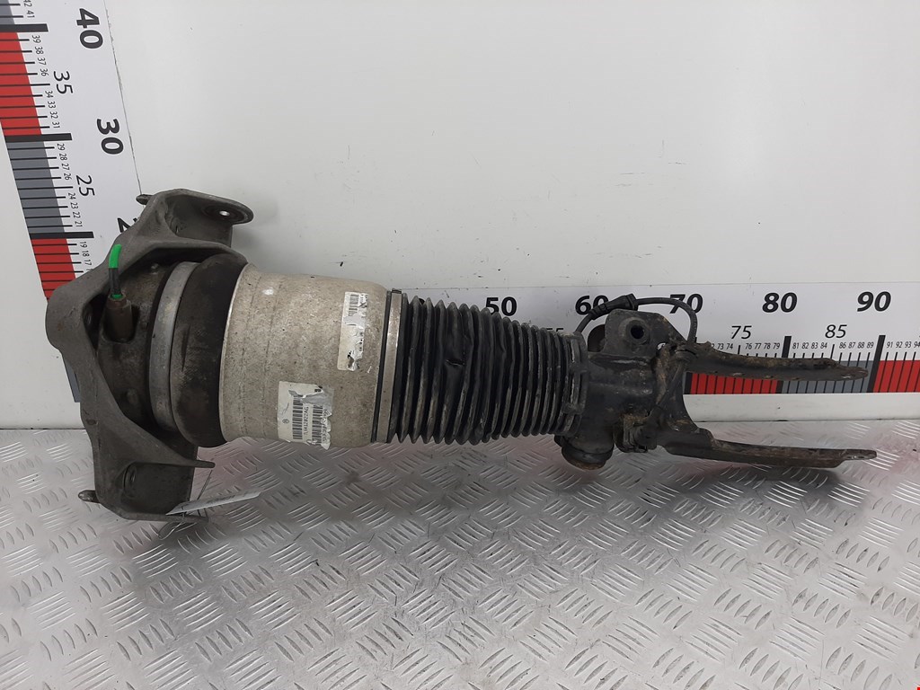 Стойка амортизатора переднего правого Volkswagen Touareg 1 (2002-2010)