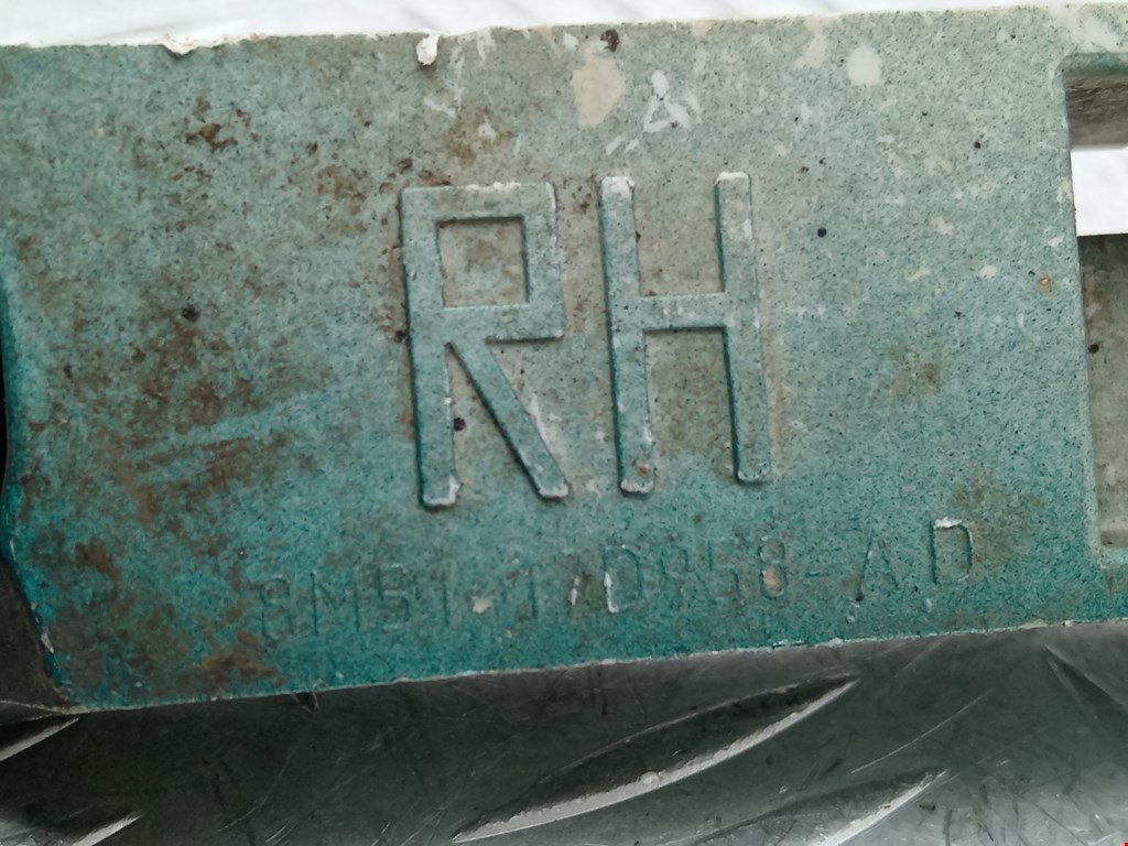 Кронштейн переднего бампера правый FORD Focus II 2005-2011