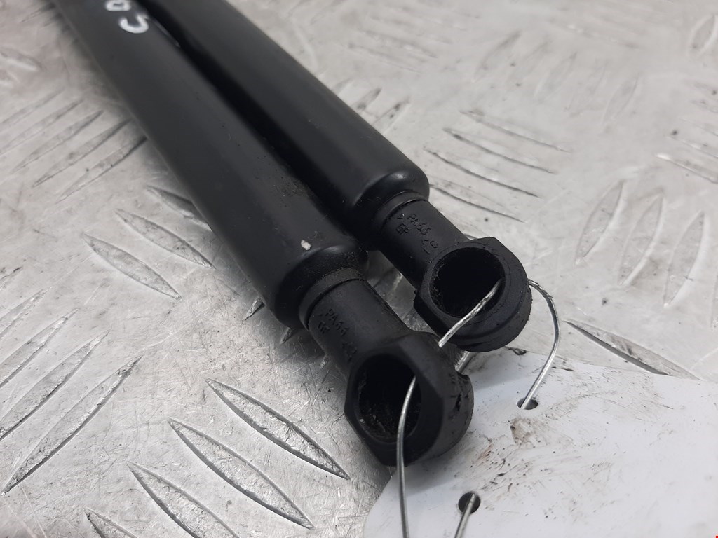 Амортизатор крышки (двери) багажника VOLKSWAGEN Touareg 2002-2010