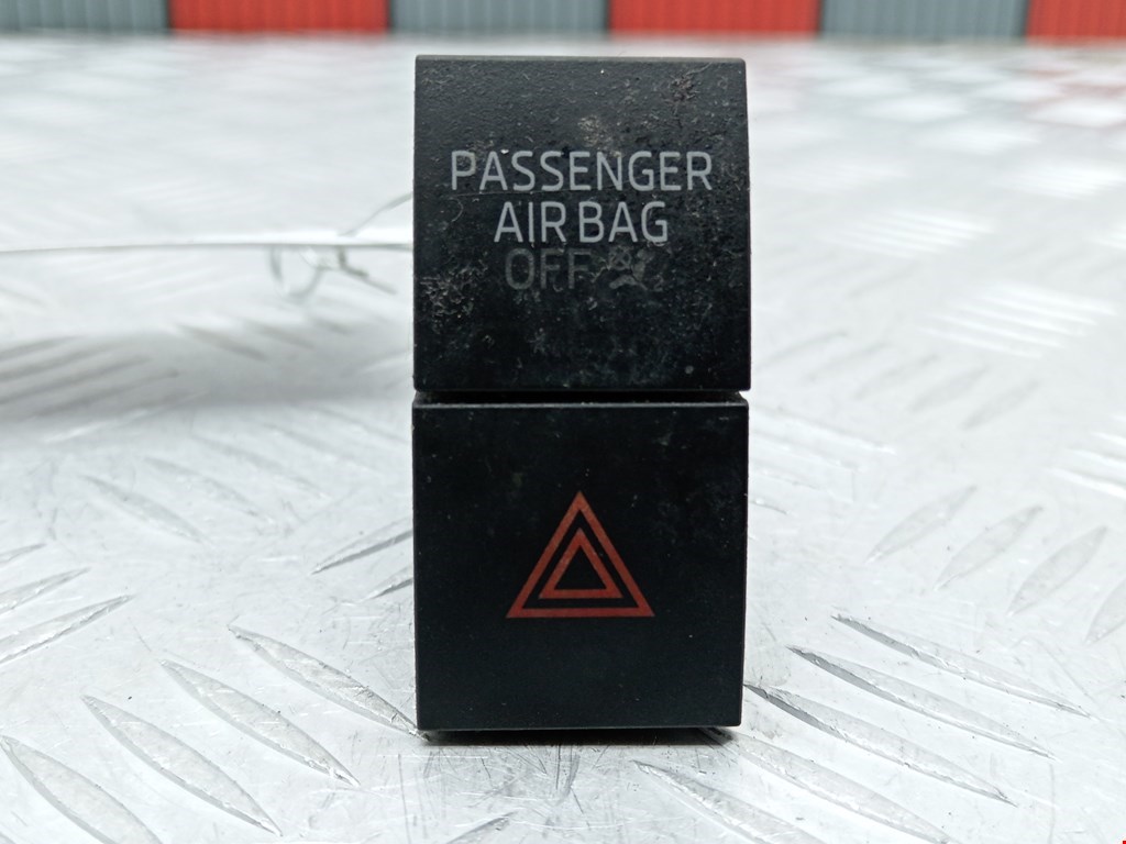 Кнопка аварийной сигнализации (аварийки) SKODA Rapid 2012-2020