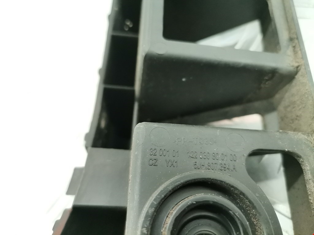 Кронштейн заднего бампера центральный SKODA Rapid 2012-2020