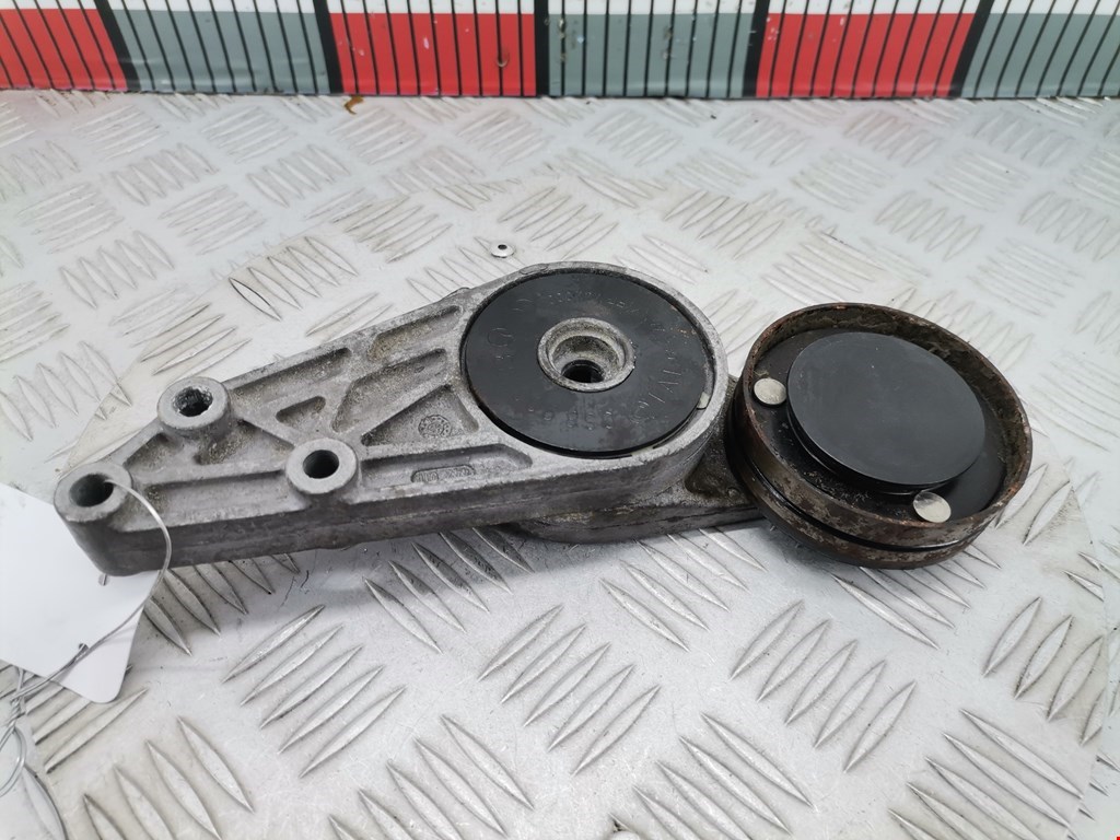 Натяжитель ремня генератора (приводного поликлинового ремня Volkswagen Passat 5 (1996-2000)