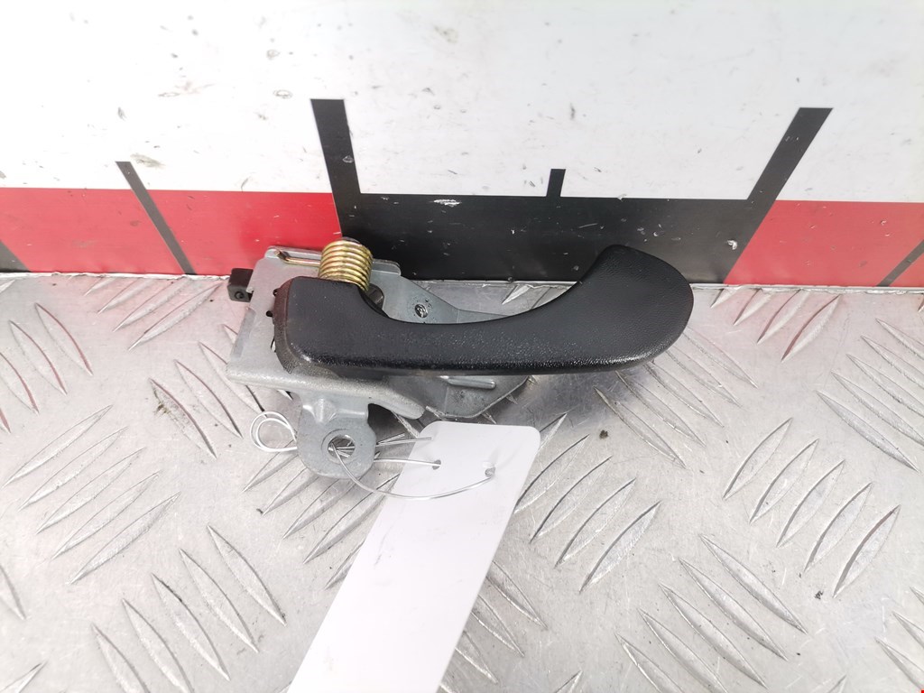 Ручка дверная передняя внутренняя левая MITSUBISHI Carisma 1995-1999