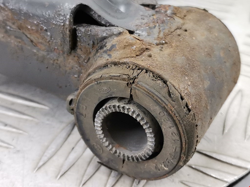 Рычаг передний левый TOYOTA Prius II XW20 2003-2012