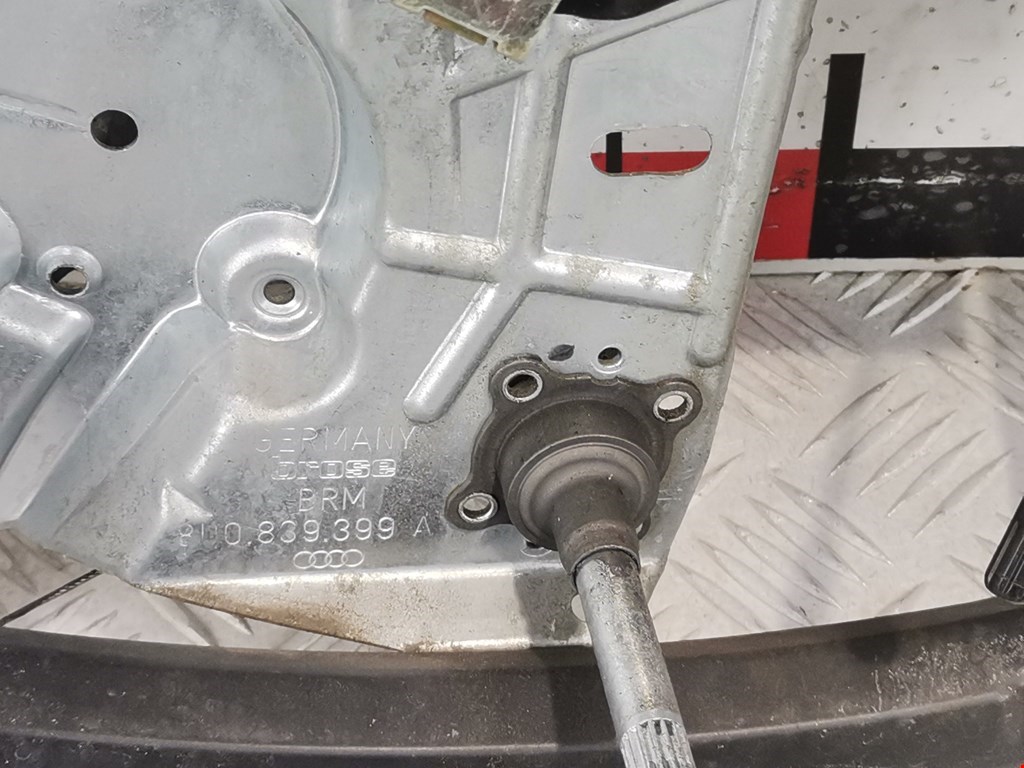 Стеклоподъемник задний левый AUDI A4 B5 1995-2001