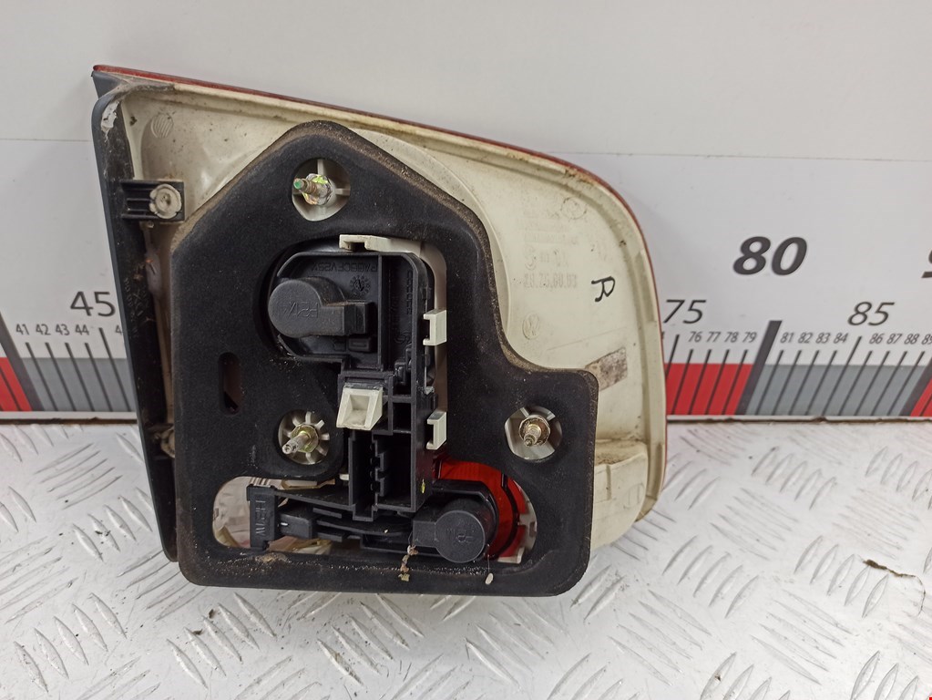 Фонарь задний внутренний правый VOLKSWAGEN Touareg 2002-2010