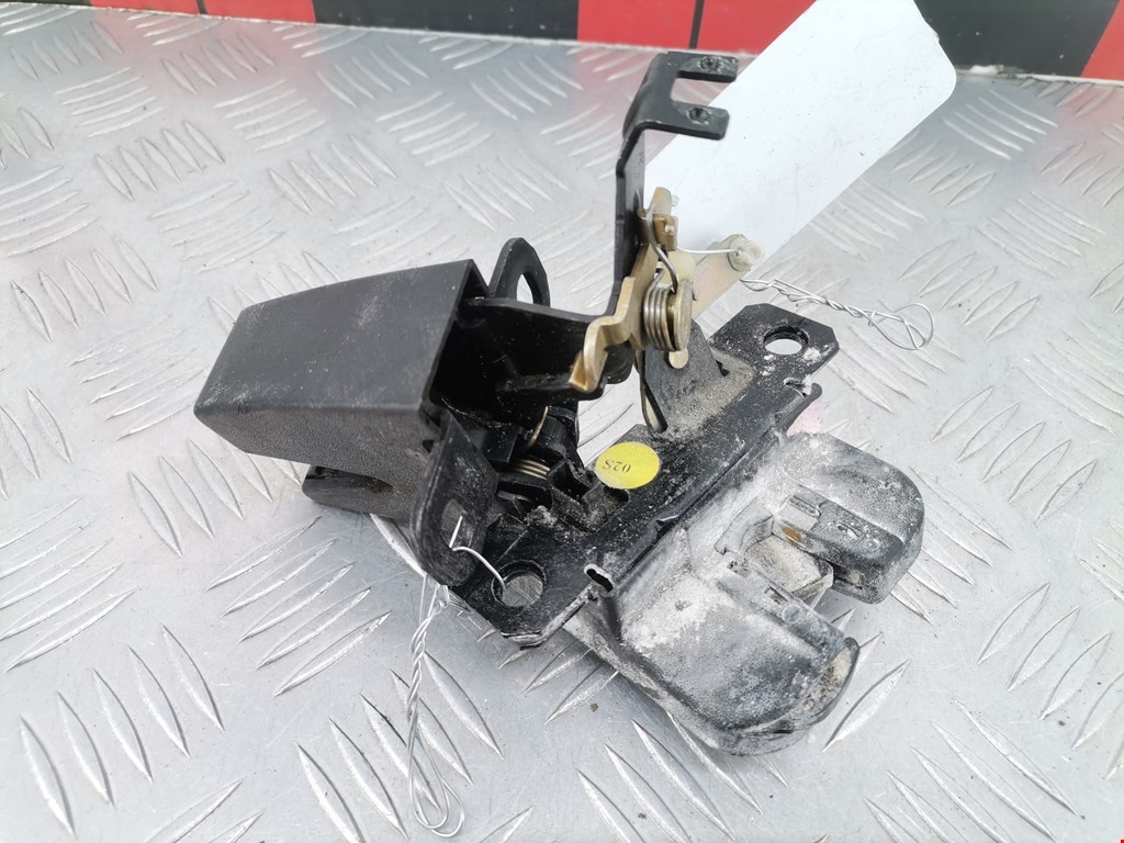 Замок двери распашной левой Volkswagen Caddy 3 (2004-2015)