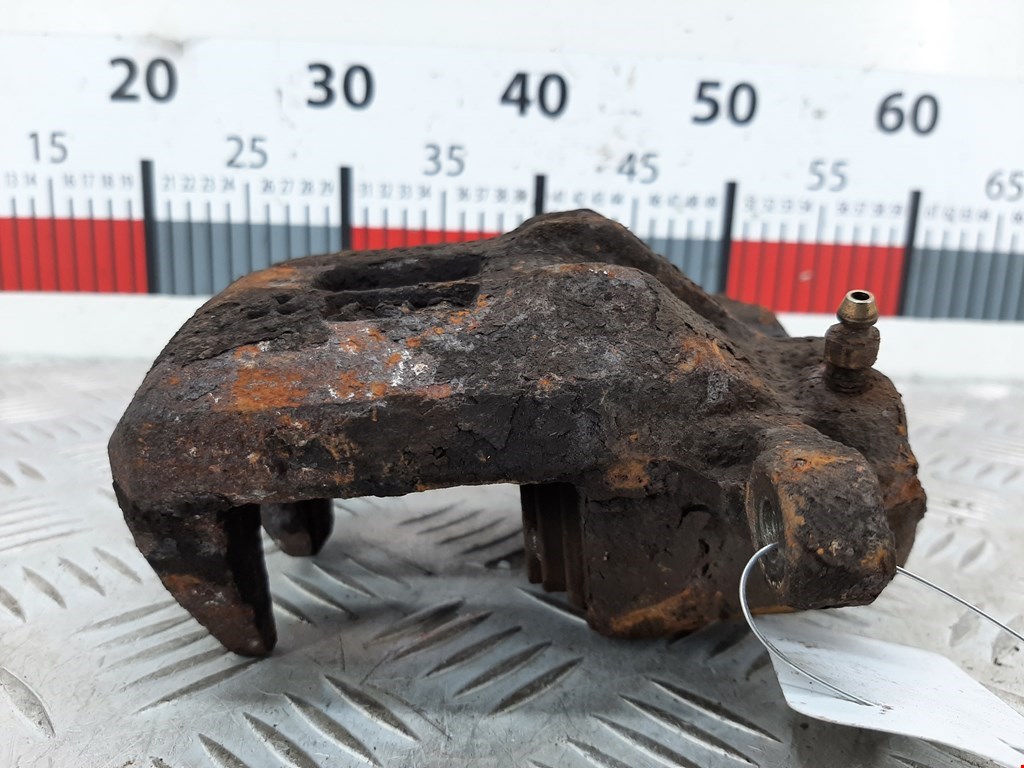 Суппорт передний правый SUBARU Legacy 1998-2004