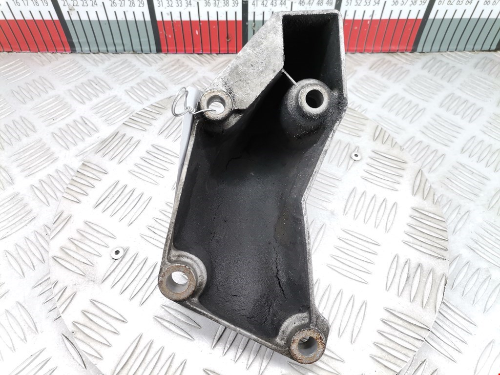 Кронштейн (крепление лапа) двигателя Volkswagen Passat 5 GP (2000-2005)