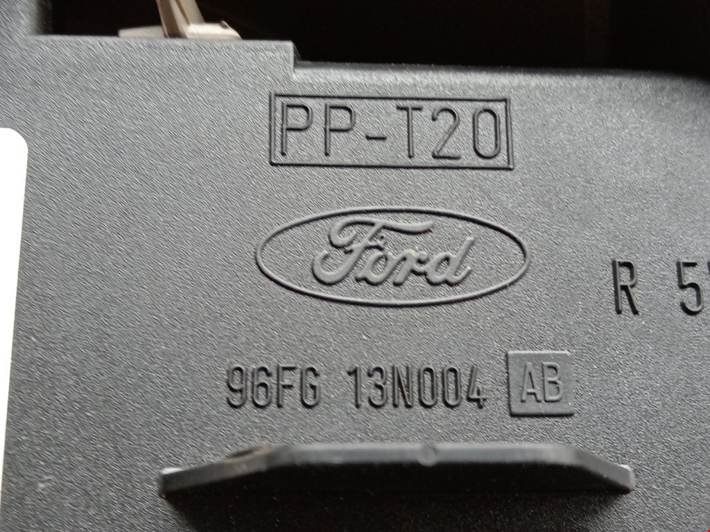 Фонарь задний правый FORD Fiesta 1995-2001