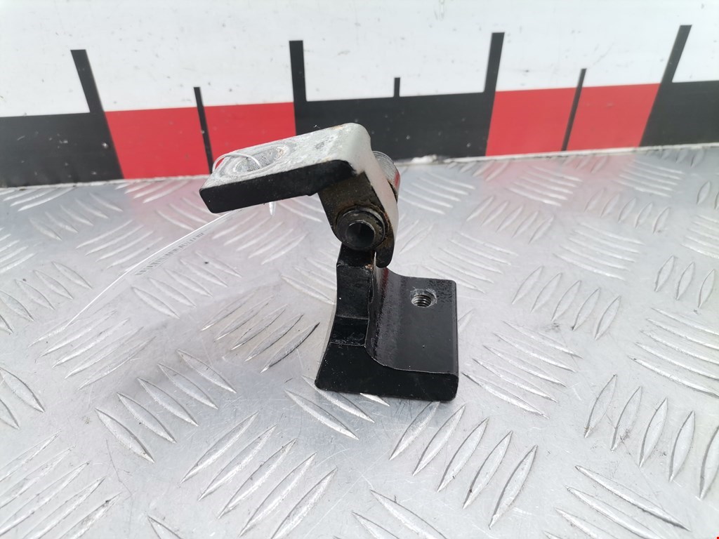 Петля двери задней левой Volkswagen Touareg 1 (2002-2010)